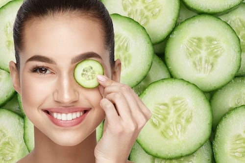 ¿Para qué sirve ponerse pepinos en los ojos?