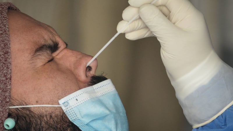 COVID-19, a la baja: Contagios registran su menor cifra desde surgimiento de ómicron