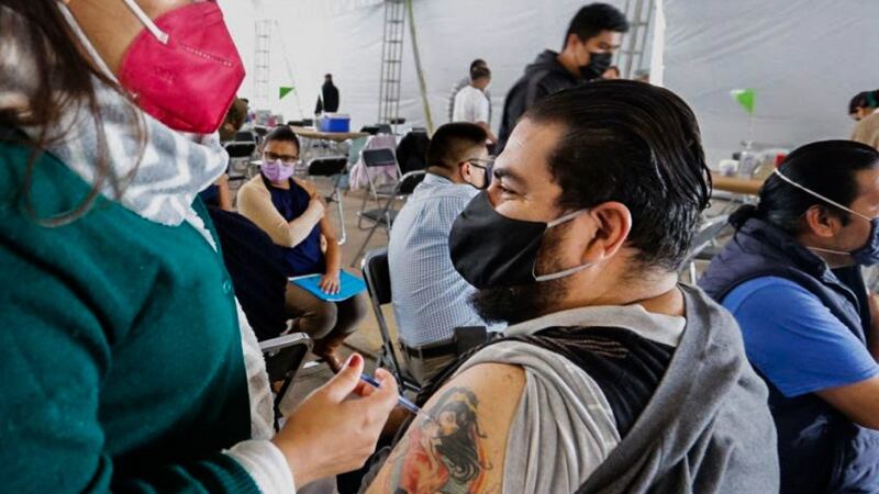 Vacunación centennial en CDMX: estas alcaldías aplicarán primeras y segundas dosis