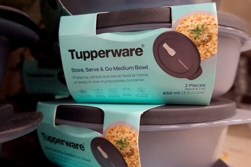 Justo en el bolsillo de las ‘nenis’: Quiebra de Tupperware retrasa pagos a vendedoras