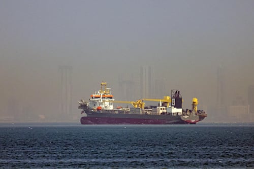 ¿Tambalea el alto al fuego? Irán ataca a balazos a buque cerca del estrecho de Ormuz