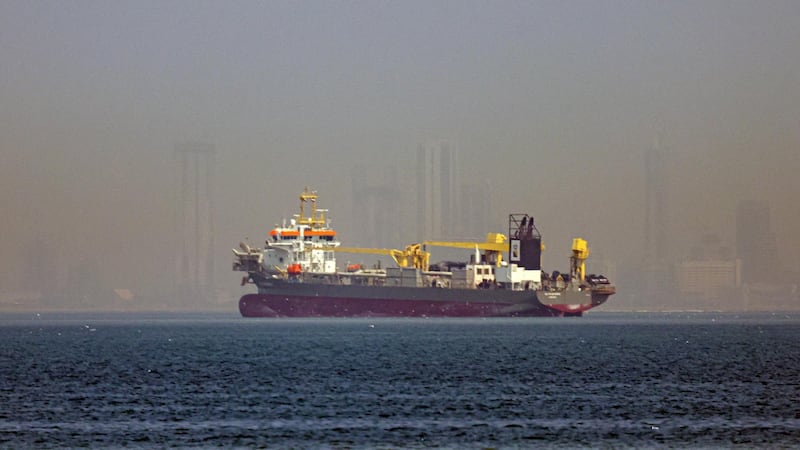 ¿Tambalea el alto al fuego? Irán ataca a balazos a buque cerca del estrecho de Ormuz