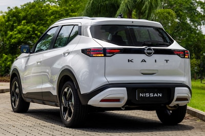 Nissan Kait 2027 color blanco vista trasera estática SUV subcompacto con calaveras LED integradas letrero KAIT barras de techo estructurales y rines negros motor 1.6 litros 122 hp disponible en México