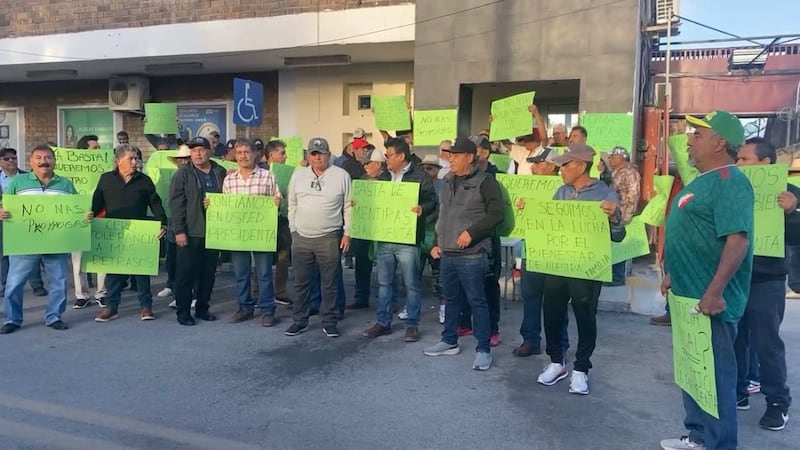 Protestan trabajadores y extrabajadores de AHMSA: Acusan que llevan 3 años sin salario ni liquidación