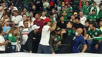 VIDEO: Aficionados se pelean en el partido de leyendas México-Brasil por un jersey