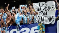 Video revela cómo llegó bandera de las Malvinas a jugadores argentinos tras ganar a Inglaterra en el Mundial