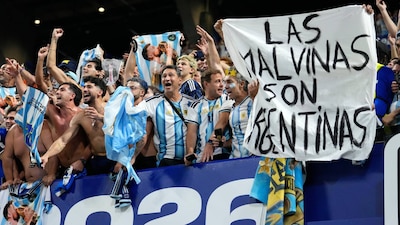 El cartel de las Malvinas fue llevado al estadio por aficionados a la Selección de Argentina. (AP Foto/Rebecca Blackwell)