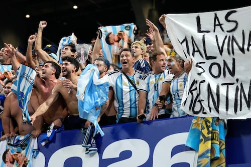 Video revela cómo llegó bandera de las Malvinas a jugadores argentinos tras ganar a Inglaterra en el Mundial