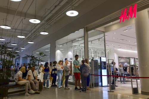 ¡Que preparen la cartera! IKEA y H&M rematan ropa y muebles en Rusia