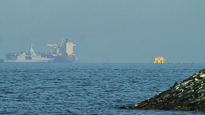 EU ‘presume’ que 10 millones de barriles pasan por el Estrecho de Ormuz... pero ‘merma’ el petróleo iraní