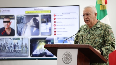 Ricardo Trevilla Trejo, secretario de la Defensa Nacional, durante la conferencia de prensa en la que se informó sobre la detención de César N "Güero Conta" operadores del Cartel Jalisco Nueva Generación (CJNG).