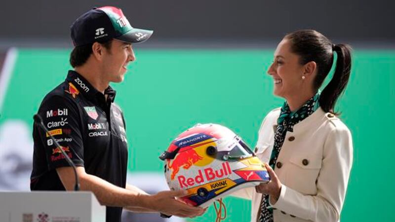 ‘Checo’ Pérez regala casco de F1 a Claudia Sheinbaum tras anunciar extensión del GP de México