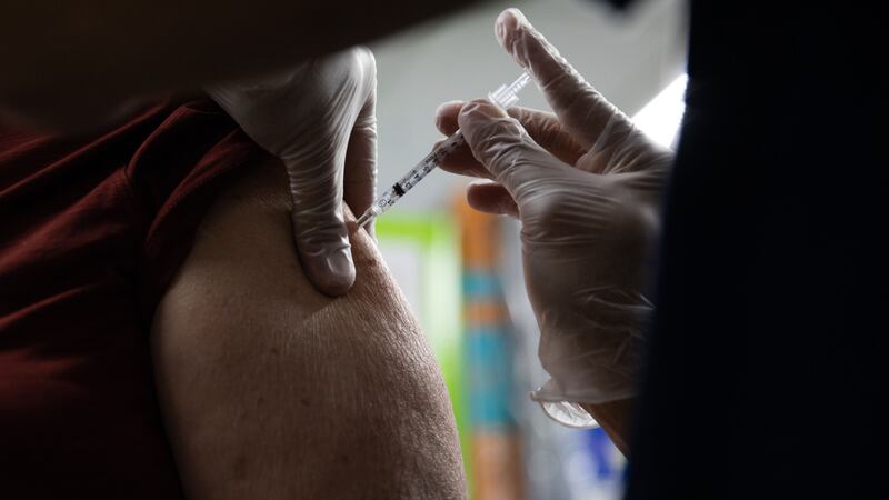 ¿Necesitarás una tercera dosis de vacuna contra COVID? Esto es lo que debes saber