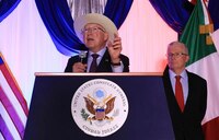 Ken Salazar se compromete a colaborar con Sheinbaum: ‘Veo hacia el futuro con esperanza renovada’