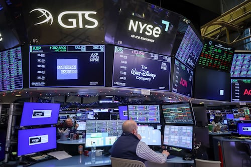 Wall Street ‘tropieza’ por datos de empleo en EU; Dow Jones cae 0.94%