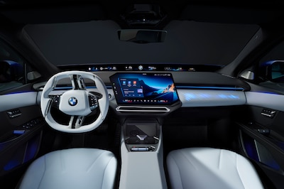 BMW Panoramic iDrive en el i3 2026: pantalla curva que domina el habitáculo