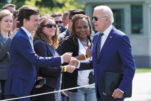 Biden se acerca a jóvenes: perdona parte de deuda a universitarios