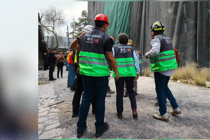 Colapsa edificio en demolición en Calzada San Antonio Abad; hay personas atrapadas