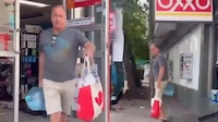 VIDEO: Captan a turistas extranjeros saqueando un Oxxo durante disturbios en Jalisco
