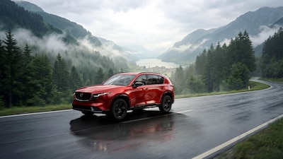 Mazda CX-5 2026 en México, vista exterior en ambiente lifestyle