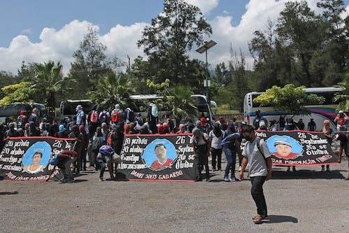 9 años de Ayotzinapa: Normalistas protestan en zona militar de Chilpancingo