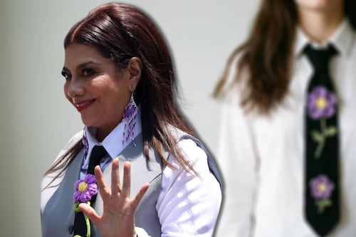 Con flores moradas a crochet: ¿Cuánto cuesta y en dónde comprar la corbata que usó Clara Brugada?
