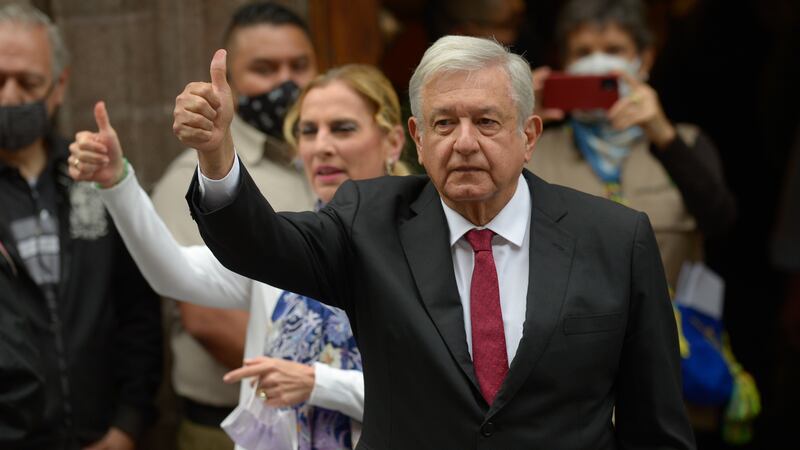 ‘Viva la democracia’: AMLO vota en jornada histórica en México