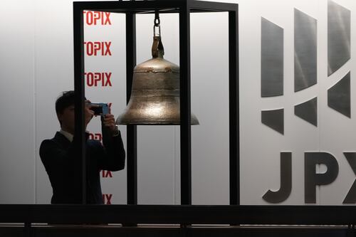 Bolsa de Tokio 'se levanta' tras fuerte caída del año