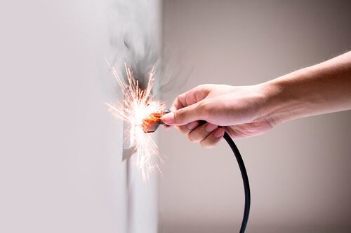 Que los apagones no te agarren en curva: ¿Cómo prevenir descargas eléctricas en casa?