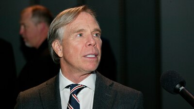 Tommy Hilfiger es el fundador de la marca de moda homónima, de la cual actualmente es el diseñador. (Foto: Shutterstock)
