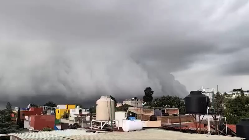 VIDEOS: Así se vio la espectacular ‘nube estante’ que cubrió la CDMX antes de las lluvias