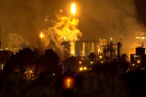 Al menos un muerto y seis heridos deja explosión de planta química en Tarragona, Cataluña