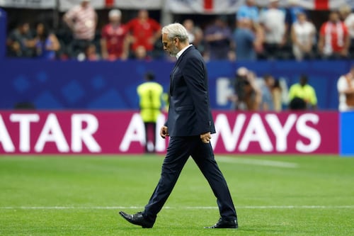 Sorprenden a DT de Congo con anuncio de muerte de su papá en plena conferencia, tras eliminación del Mundial