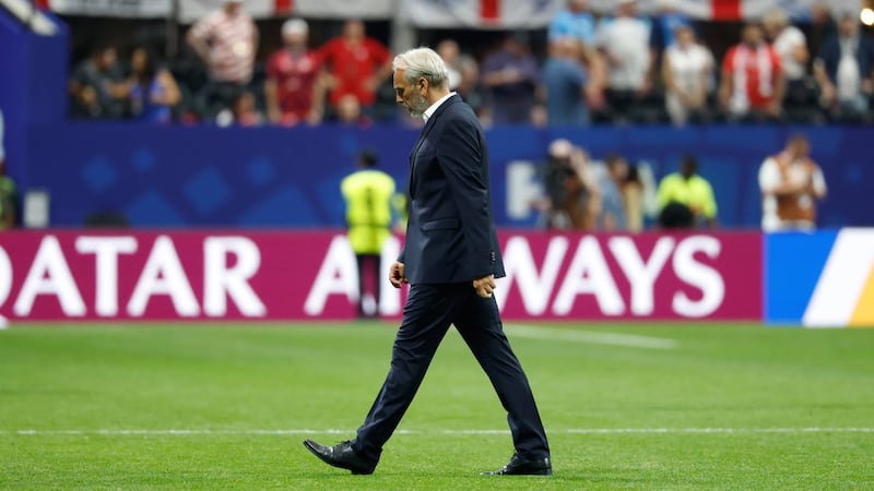 Sorprenden a DT de Congo con anuncio de muerte de su papá en plena conferencia, tras eliminación del Mundial