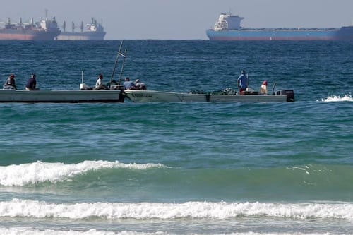 Primeros estragos del bloqueo en Estrecho de Ormuz: Petróleo empieza a ‘derramarse’ en Medio Oriente