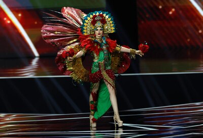 Fátima Bosch utilizó una vestimenta inspirada en la diosa Xochiquetzal para el concurso de trajes nacionales. (Foto: EFE)
