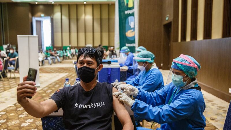 El mundo recurre a China para vacunas COVID tras el acaparamiento de EU y la feroz ola en India