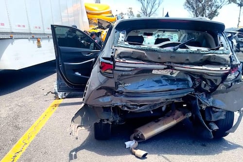 Tráiler embiste dos autos en Guanajuato; muere un bebé de un año y el chofer huye