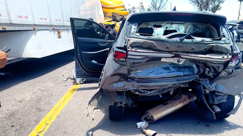 Tráiler embiste dos autos en Guanajuato; muere un bebé de un año y el chofer huye