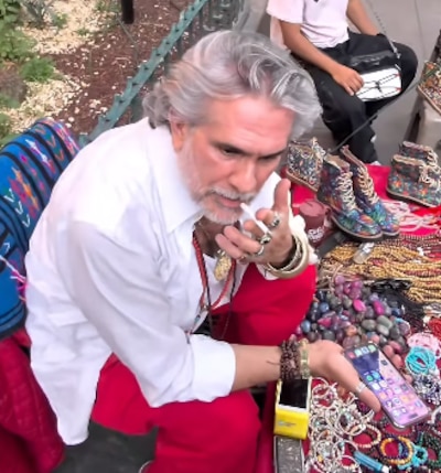 Carlos Amador es un actor que vende cosas en las calles de la CDMX. (Foto: Captura)