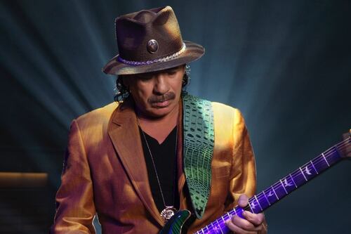 Revelan el estado de salud de Carlos Santana y las razones de su desmayo en concierto