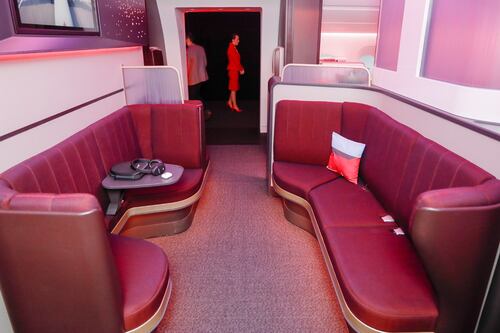 ¿Te imaginas un sofá en lugar del tradicional asiento en un avión? Esta aerolínea lo hace posible