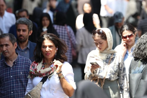 Sin velo y con ropa de verano: Así desafían las mujeres las restricciones en Irán