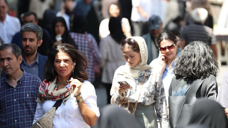 Sin velo y con ropa de verano: Así desafían las mujeres las restricciones en Irán