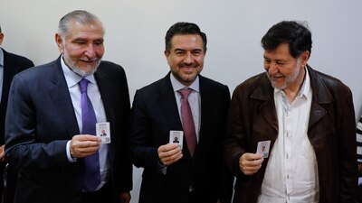 El senador Miguel Ángel Yunes (al centro) aseguró que guardará la credencial que Morena le dio como recuerdo (Foto: PRENSA MORENA/CUARTOSCURO)