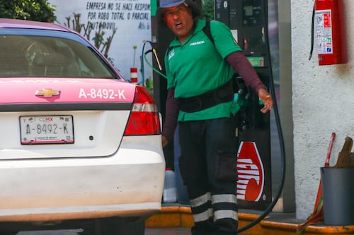 Conflicto en Medio Oriente ‘sí pegará’ al precio de los combustibles en México y otros países: Fitch Ratings