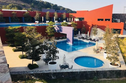 Es vecino de los Vergara: ¿Quién es el senador de Morena que vive en el fraccionamiento más caro de México?