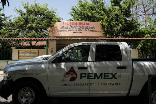 Padres de familia exigen a Pemex reubicación de escuelas cercanas a refinería Olmeca tras incidentes