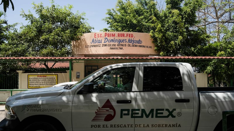 Padres de familia exigen a Pemex reubicación de escuelas cercanas a refinería Olmeca tras incidentes