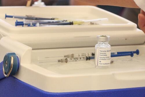 Vacuna de AstraZeneca es más efectiva en ‘la vida real’: Experta